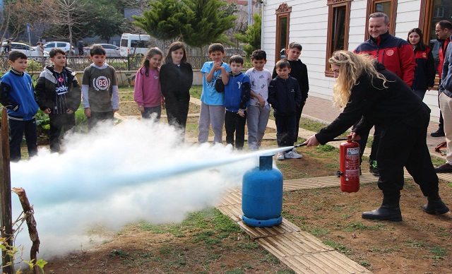 ÇOCUK AKADEMİLERİNDE YANGIN TATBİKATI