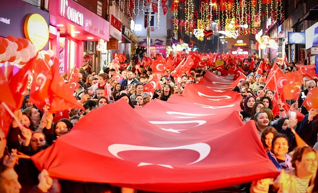 CUMHURİYET YÜRÜYÜŞÜ BÜYÜK COŞKU İÇERİSİNDE GEÇTİ