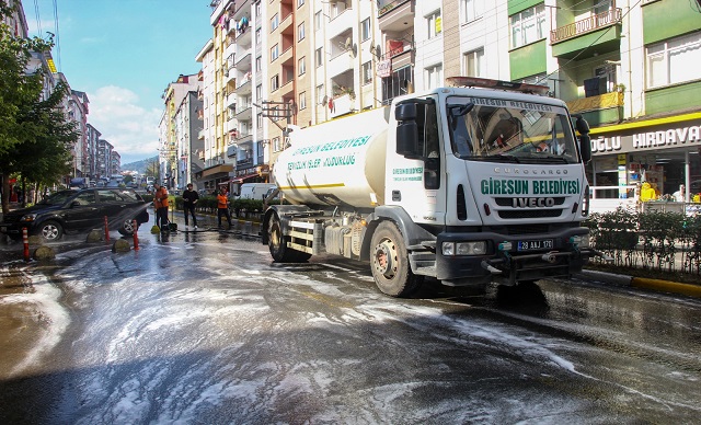 SOKAKLAR KÖPÜKLÜ SULARLA YIKANIYOR