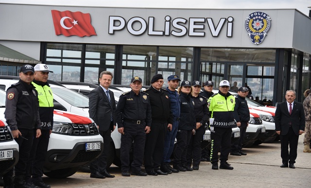 Vali Ünlü' Emniyetin Yeni Araçlarını İnceledi